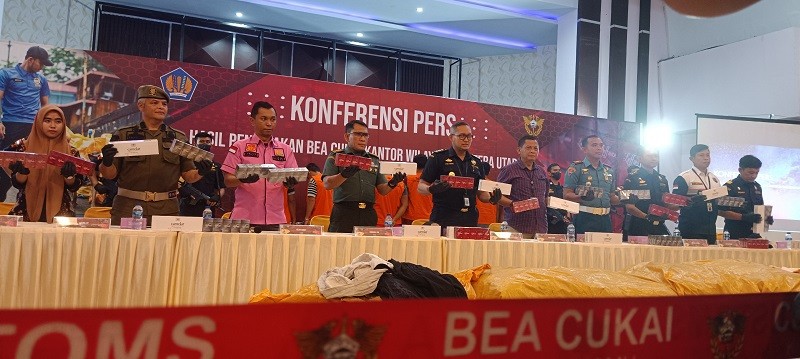 Bea Cukai Sumut Gagalkan Penyelundupan Pakaian Bekas dan Rokok Senilai Rp5,9 Miliar. (Foto: MNC Media)