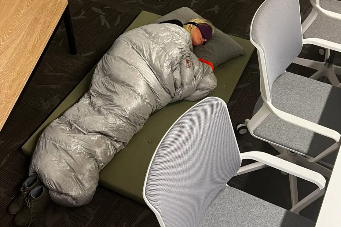 Elon Musk Tuntut Deadline Ketat, Karyawan Twitter Lembur dan Tidur di Lantai Kantor (Dok.Twitter/@evanstnlyjones)