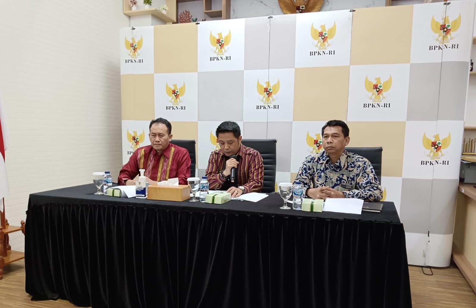 BPKN membuka posko pengaduan bagi para korban gagal ginjal akut akibat mengonsumsi obat sirop yang terkontaminasi etilen glikol dan dietilen glikol. 