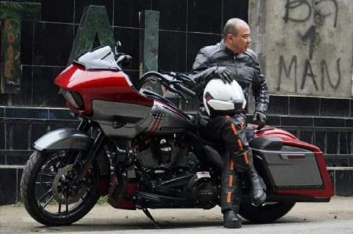 Teddy Minahasa Punya Harley Rp650 Juta, Kapolda Jatim Toni Hanya Pakai Supra. (Foto: MNC Media)