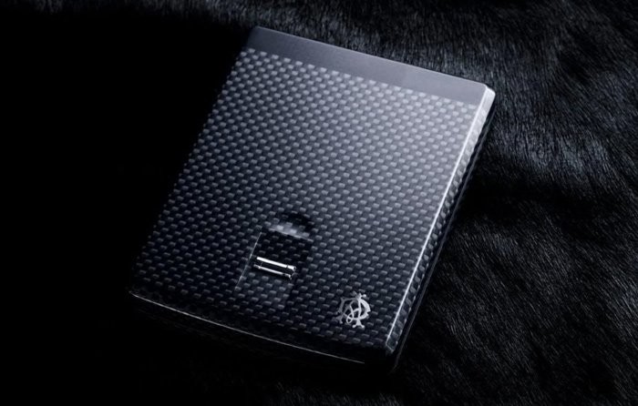 Dompet keluaran Dunhill ini terbilang cukup unik dan canggih.