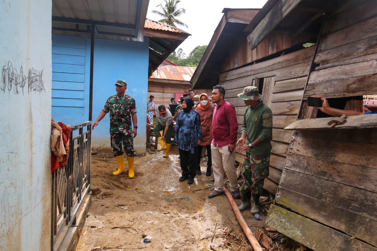 Mensos Cek Pasokan Pangan untuk Korban Banjir Bandang di Aceh. (Foto: Kemensos)