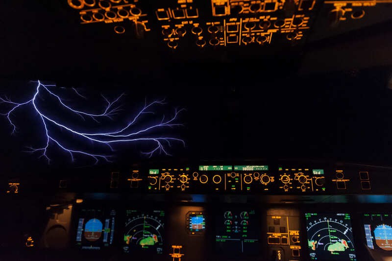 Fenomena Langka St Elmo's Fire, Pesawat Tampak Tertutup Kilat Badai   (Dok.jetphotos)