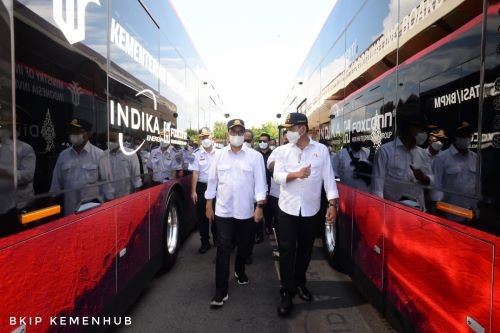 Pastikan Kelancaran Operasional G20, Menhub Cek Bus Listrik Merah Putih. Foto: MNC Media.