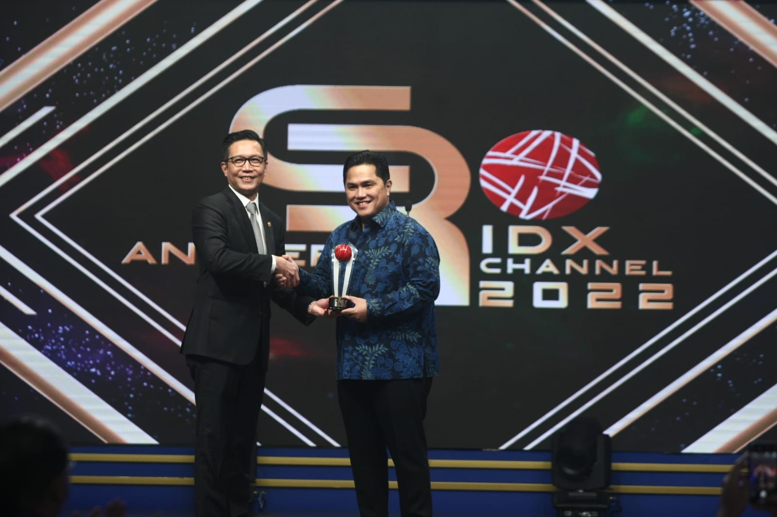 Erick Thohir Raih Penghargaan Visionary Leader di Anugerah CSR IDX Channel 2022 . (Foto: MNC Media)