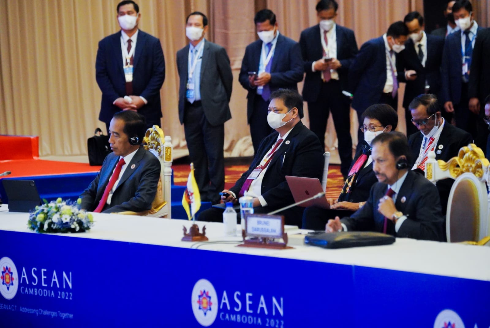 Jokowi mendorong ASEAN dan Cina sebagai mitra Komprehensif Strategis memastikan krisis global yang tengah terjadi saat ini tidak menjalar di kawasan. 