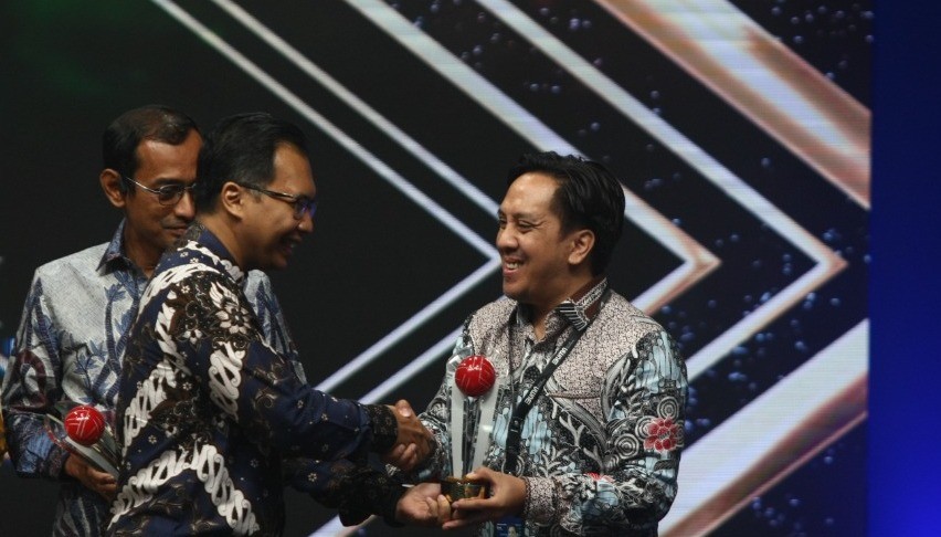 Sukses Dorong Petani Padi Naik Kelas, BMRI Raih Piala IDX Channel Anugerah CSR Award 2022. ((Foto: Doc IDXC)