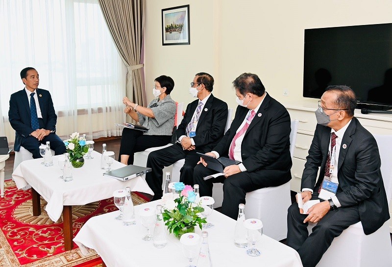 Jokowi dan Bos WEF Bertemu di Kamboja, Bahas Kondisi Ekonomi Global Terkini. (Foto: Istimewa).
