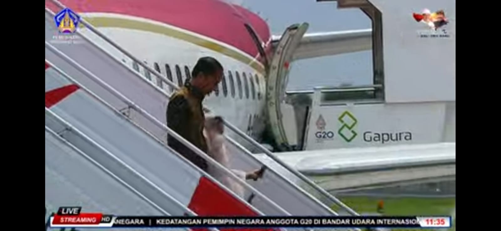Tiba di Bali, Ibu Iriana Terpeleset di Tangga Pesawat Indonesia One (FOTO:MNC Media)