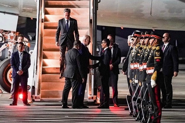 Sandiaga Uno diperintah Presiden Joko Widodo (Jokowi) untuk mewakilinya menyambut Presiden Amerika Serikat (AS) Joe Biden di Bandara Ngurah Rai, Bali.