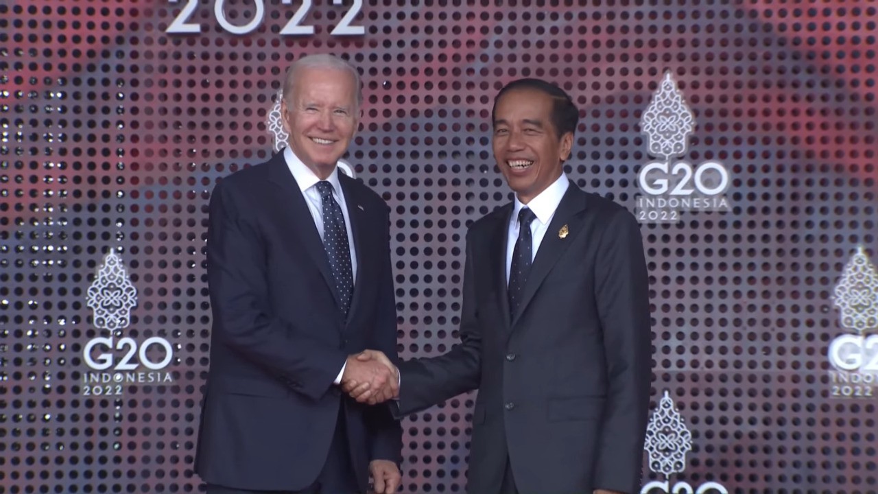 Jokowi Sambut Joe Biden di KTT G20 Bali. (Foto: MNC Media)