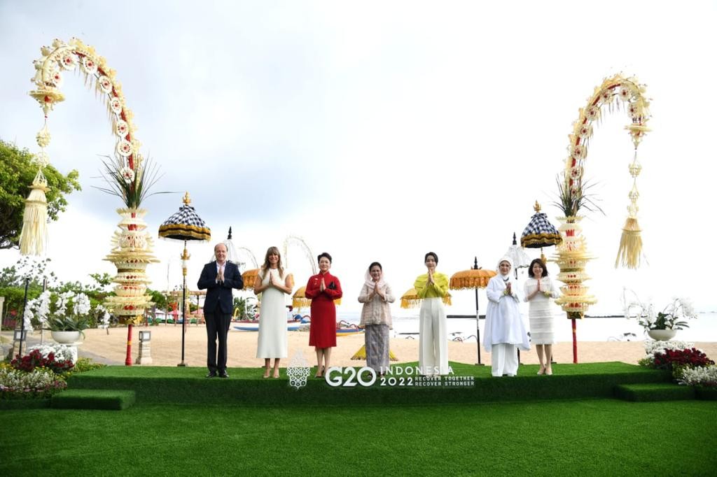 Iriana Jokowi Ajak Para Pendamping Pemimpin G20 Nikmati Kearifan Lokal Indonesia. Foto: MNC Media.