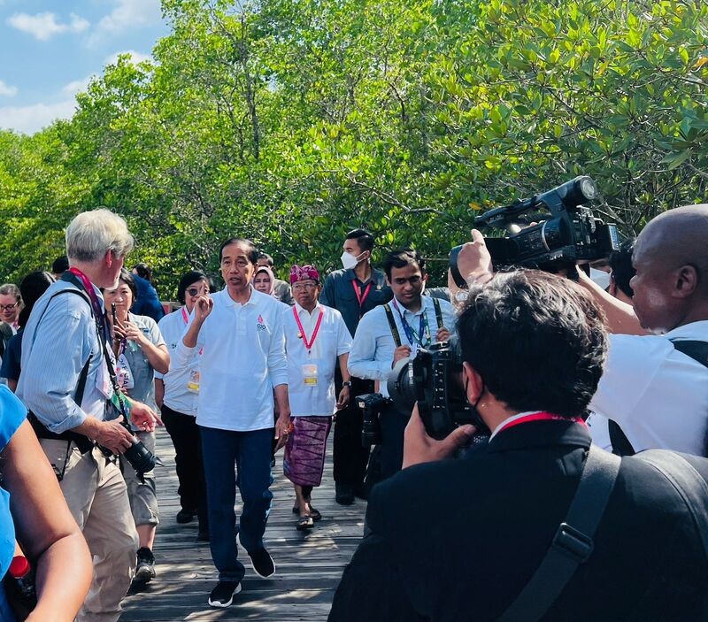 Momen Jokowi Ajak Wartawan Asing Jalan-Jalan di Tahura. (Foto: MNC Media)