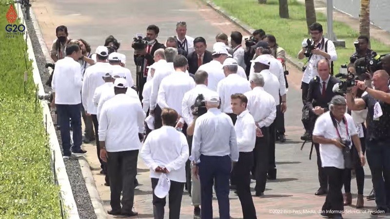 Gokil, Menteri PUPR Jadi Fotografer Dadakan Pemimpin G20 di Acara Tanam Mangrove. (Foto: Michelle/MPI).
