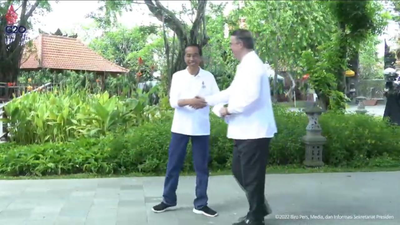 Jokowi Ajak Pimpinan Negara G20 Jalan Pagi di Hutan Kota Mangrove Bali. (Foto : Setpres/ Youtibe)