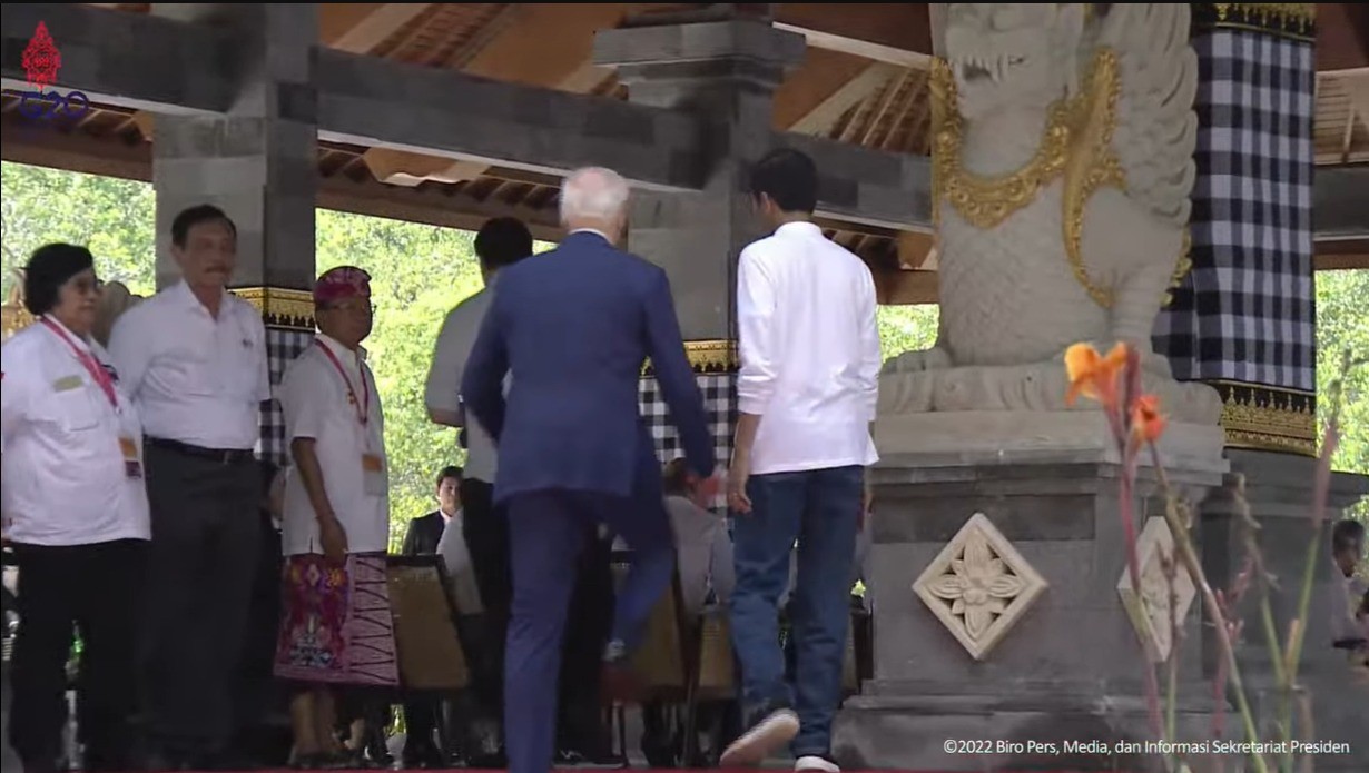 Biden Tersandung saat Naik Tangga, Langsung Digandeng Jokowi. (Foto : MNC Media)