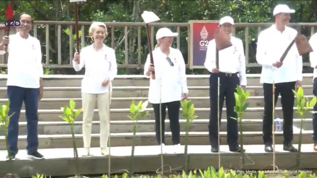 Jokowi Ajak Biden Hingga Presiden Prancis Pegang Pacul di KTT G20. (Fot : Setpres/Youtube)