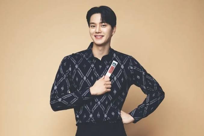 Didiet Maulana kembali buat Indonesia bangga dengan membuat pakaian yang dikenakan oleh aktor Korea papan atas, Song Kang.
