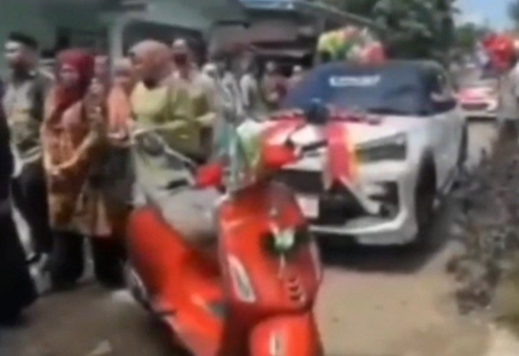 Viral Pengantin Pria Beri Mobil dan Motor Vespa Sebagai Mahar Pernikahan. (Foto: Dok. Tangkapan Layar)