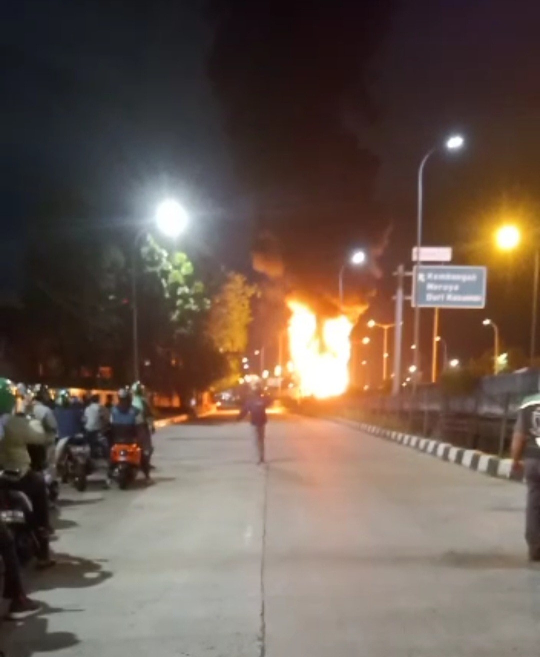Mobil Tangki BBM Terbakar di Tol Ring Road Cengkareng. (Foto: Tangkapan layar)