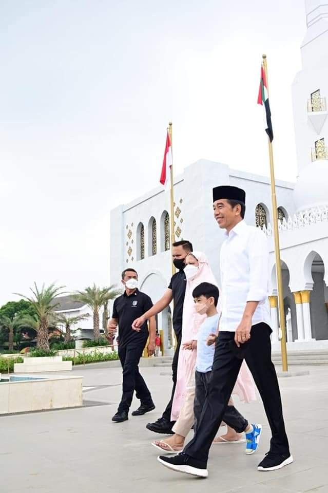 Masjid Raya Sheikh Zayed Jadi Tujuan Wisata, Jokowi Kunjungi Bersama Cucu. (Foto: Biro Pers Setpres)