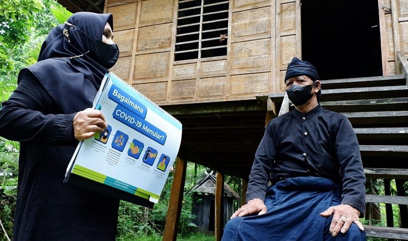 Kisah Perjuangan Tenaga Medis Vaksin Covid-19 ke Suku Kajang Harus sampai Masuk Hutan. (Foto: MNC Media)