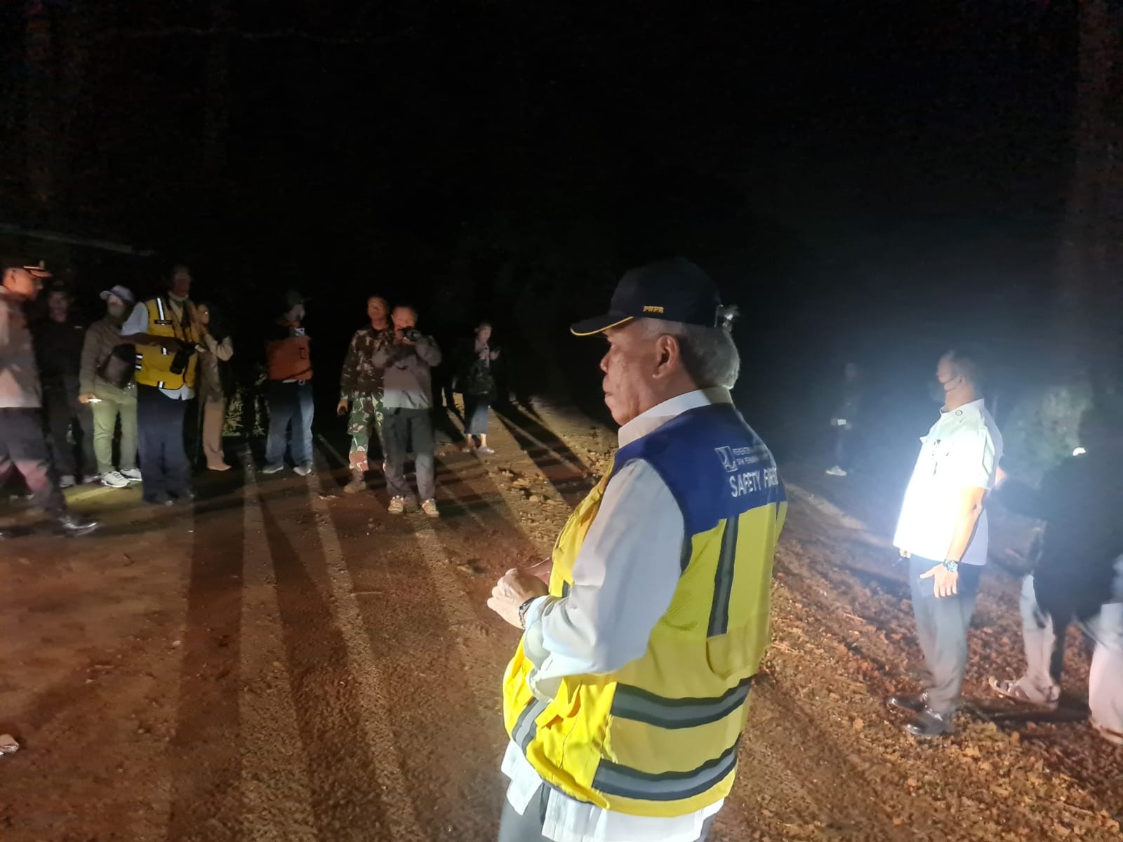 Tinjau Longsor Gempa Cianjur, Menteri PUPR Targetkan Jalur Cipanas Normal Siang Ini (Dok.PUPR)