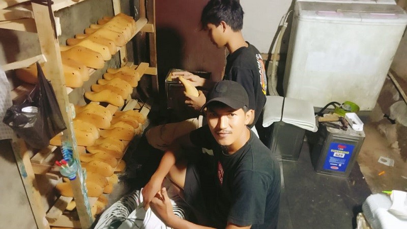 Berkah PHK, Pemuda Ini Sukses Bisnis Sepatu Bola Rumahan. (Foto: Irfan Maulana).