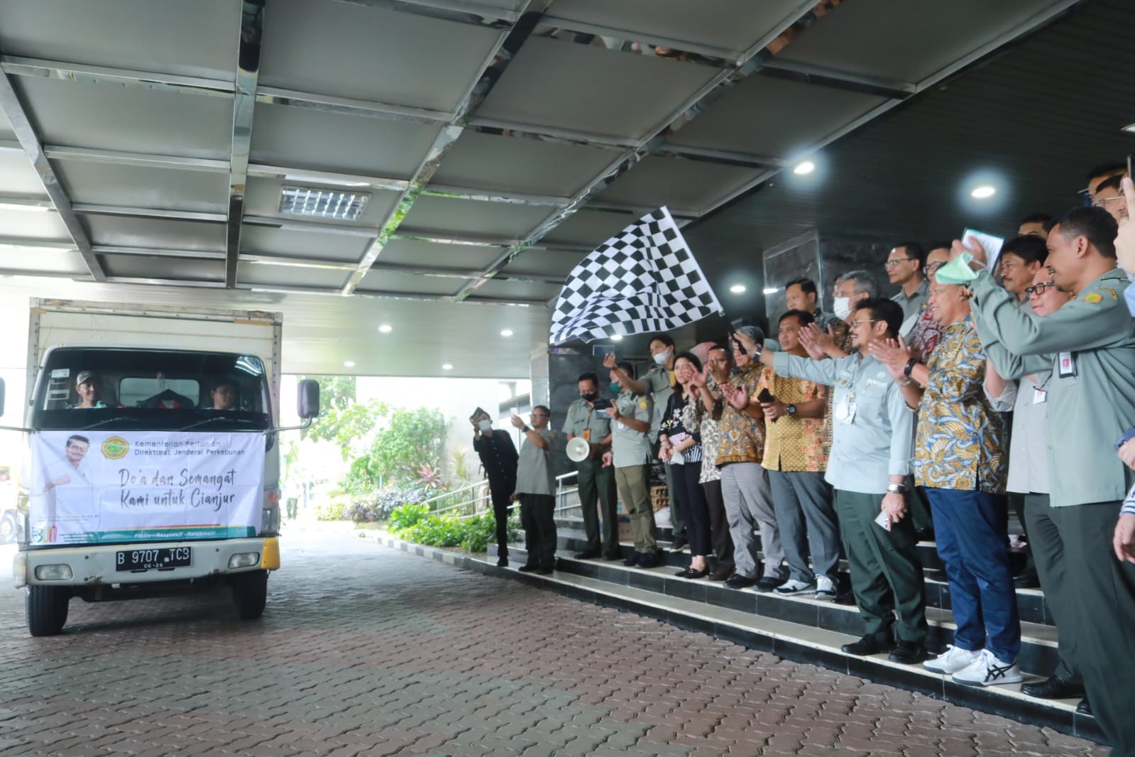 Kementan dan GAPKI Kirimkan Bantuan Rp2,69 Miliar untuk Korban Gempa Cianjur. (Foto: Kementan)