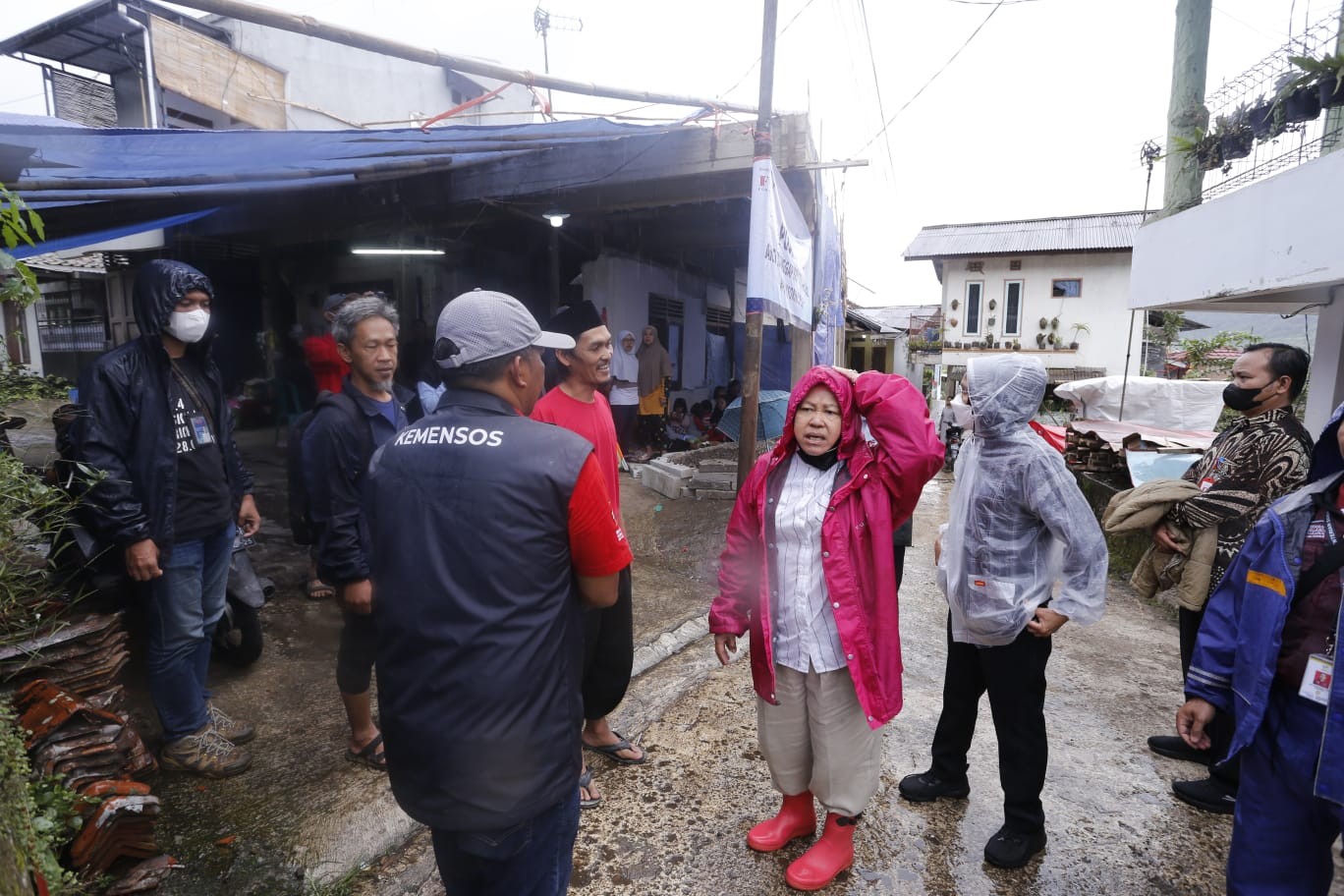 Mensos Risma kembali hadir di lokasi bencana, enam hari pasca gempa bumi yang melumpuhkan hampir seluruh wilayah Kabupaten Cianjur. 