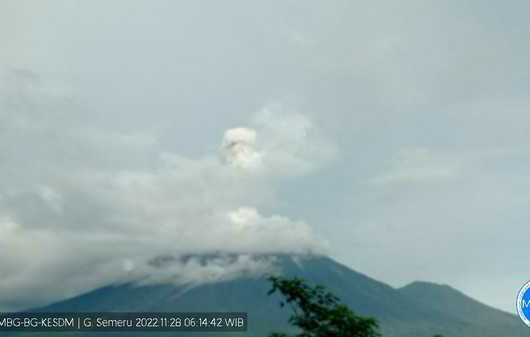 Gunung Semeru Erupsi, Semburkan Abu Vulkanik hingga 1.000 Meter. (Foto: MNC Media)