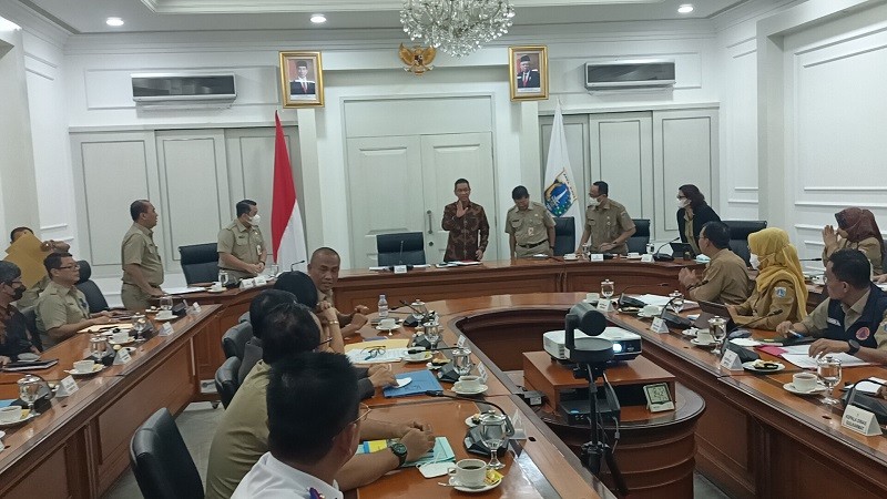 Pj. Gubernur DKI Kumpulkan Kepala Dinas Bahas Ekonomi 2023, Resesi, hingga KJP. (Foto: Heru Budi Hartono)