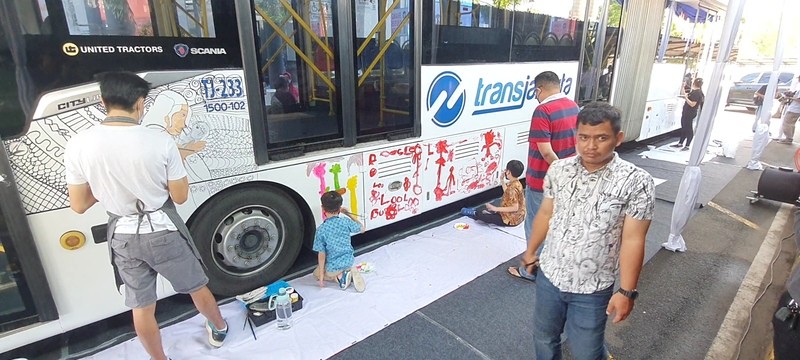 Hari Disabilitas Internasional, Transjakarta Ajak Difabel Lukis Mural di Bus (Dok.Ist)