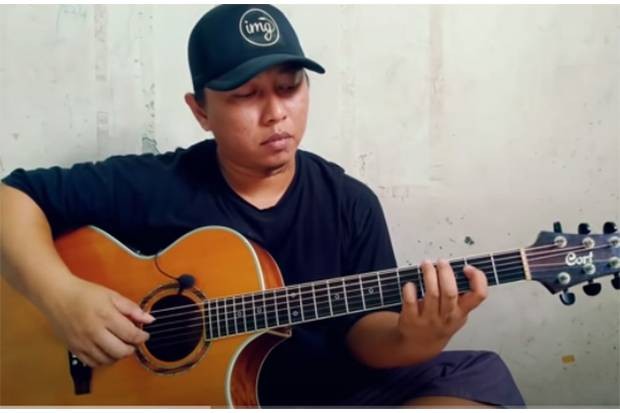 Tetap Hidup Sederhana, Pria Ini Hasilkan Ratusan Juta dari Hobi Gitaran. (Foto: MNC Media)