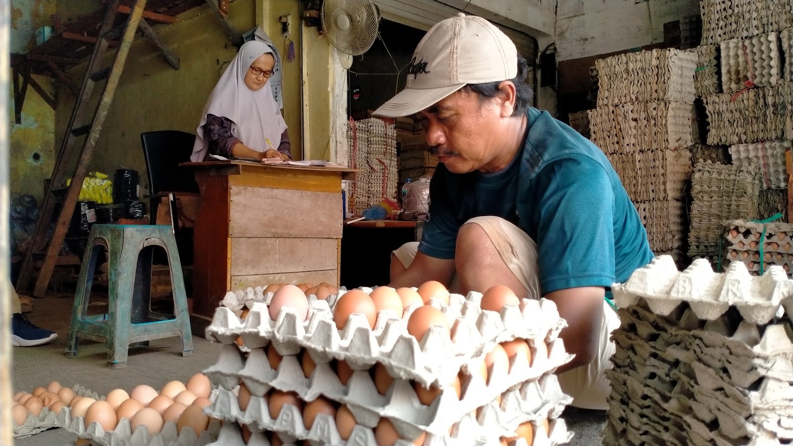 Harga Telur di Indramayu Melonjak hingga Rp32.000 per Kg Jelang Nataru. (Foto: Andrian Supendi/MNC Media)