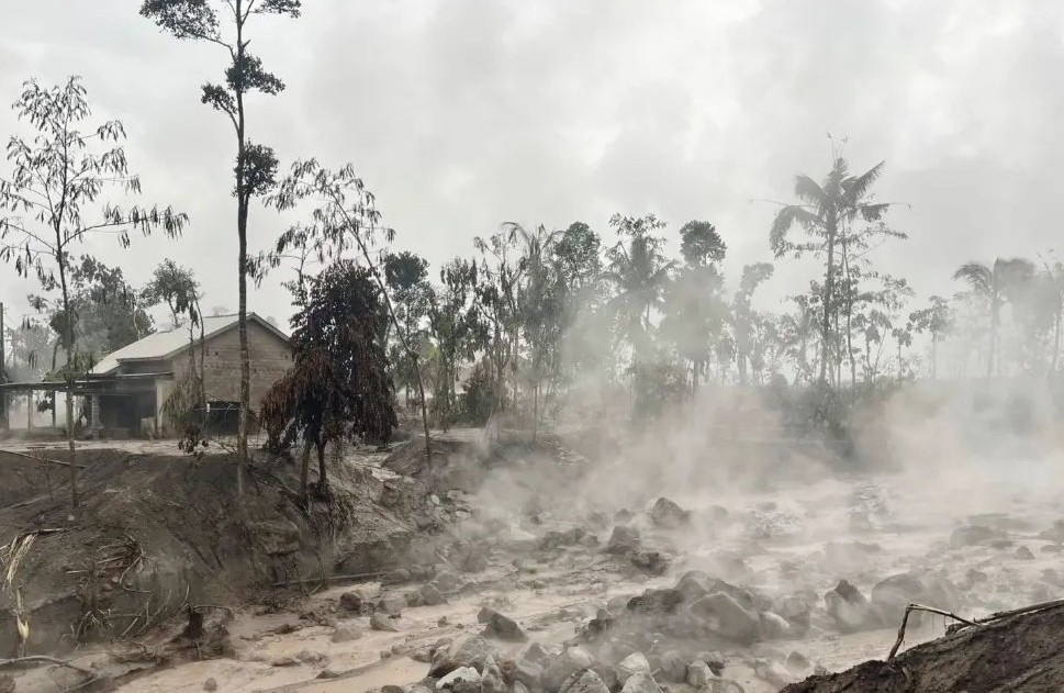 Lahar Dingin Gunung Semeru Buat Satu Dusun di Lumajang Terisolir