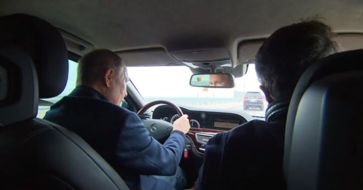 Putin Kunjungi Jembatan Kerch Krimea yang Dibom pada Oktober 2022. (Foto : MNC Media)