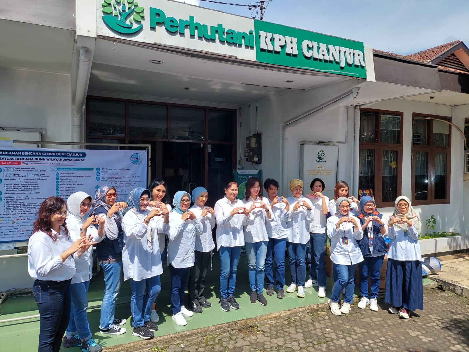 Srikandi MIND ID dan BUMN Salurkan Bantuan ke Korban Gempa Bumi Cianjur (FOTO: MIND ID)