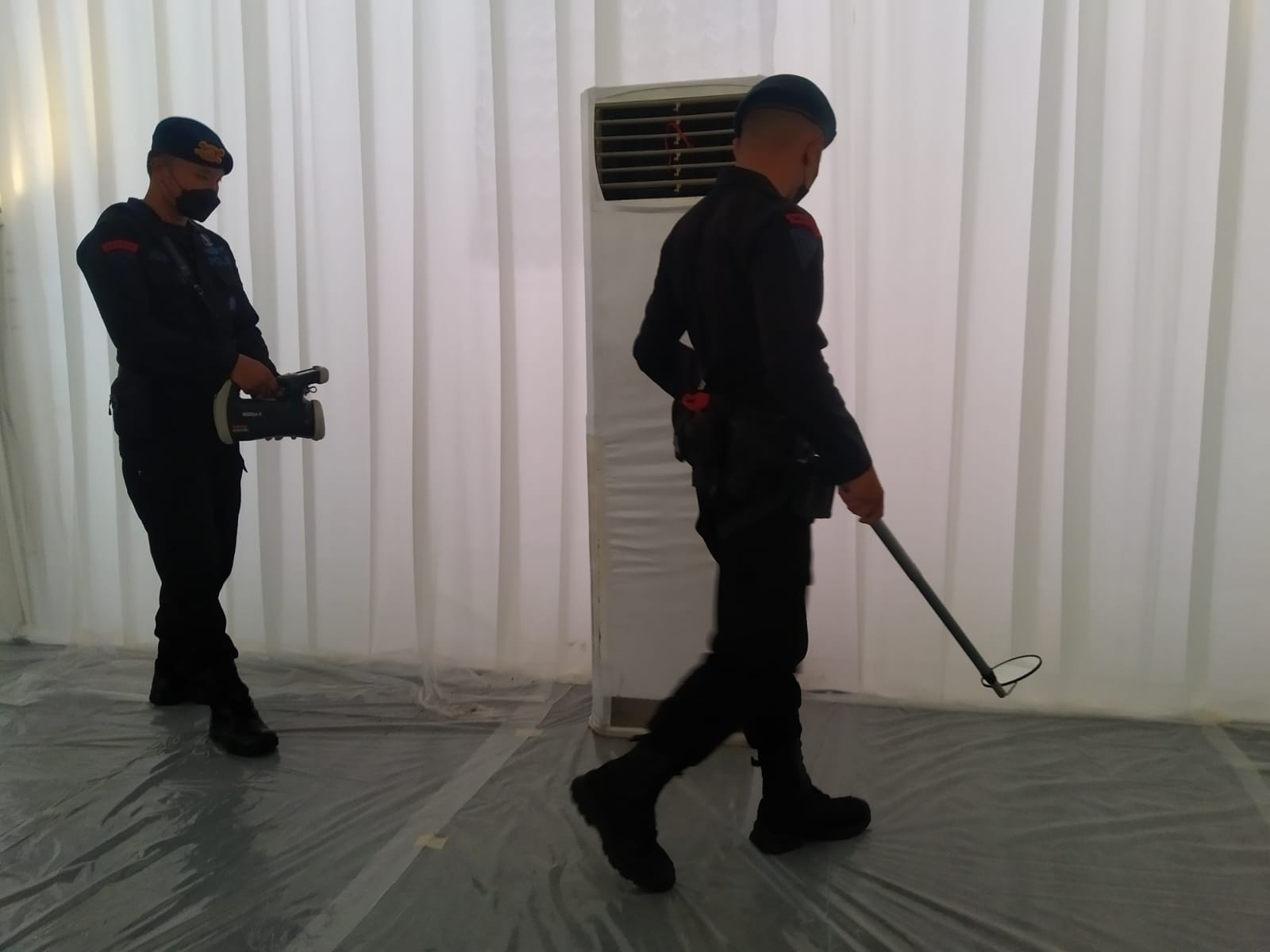 Tim Penjinak Bom (jibom) Detasemen Gegana Sat Brimob Polda DIY melakukan sterilisasi kediaman Erina Gudono
