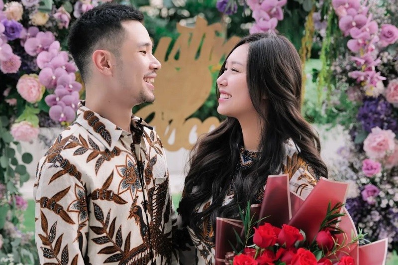Kedua pasangan ini membagi-bagikan souvenir pernikahan mereka yang berupa emas kepada sejumlah pengikutnya dengan syarat yang telah mereka tentukan sebelumnya.