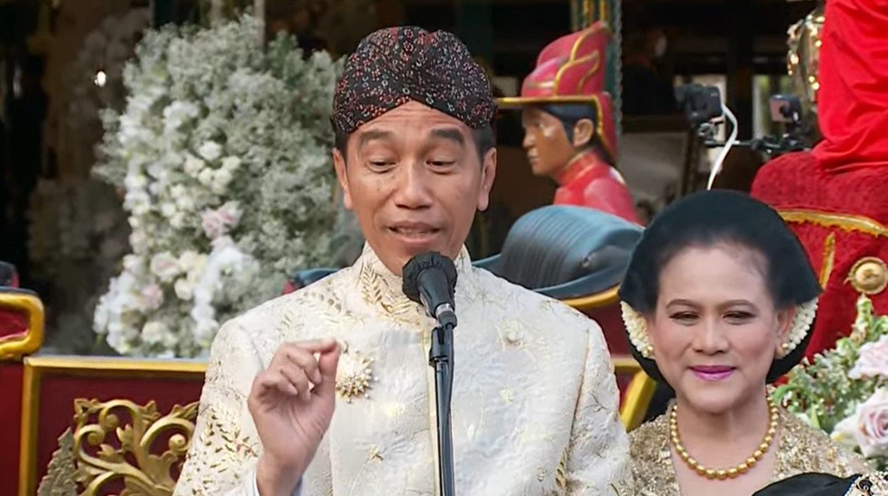 Jokowi dan Iriana memasrahkan kepada Kaesang Pangarep dan Erina Gudono saat ditanya oleh awak media soal keinginan jumlah cucu.