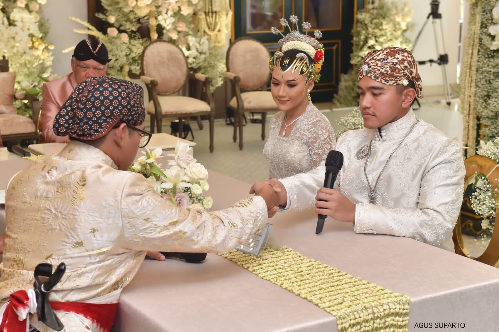 Presiden Jokowi memberikan pesan khusus kepada putranya Kaesang Pangarep yang telah menikahi Erina Gudono siang tadi di Hotel Royal Ambarrukmo, Yogyakarta.