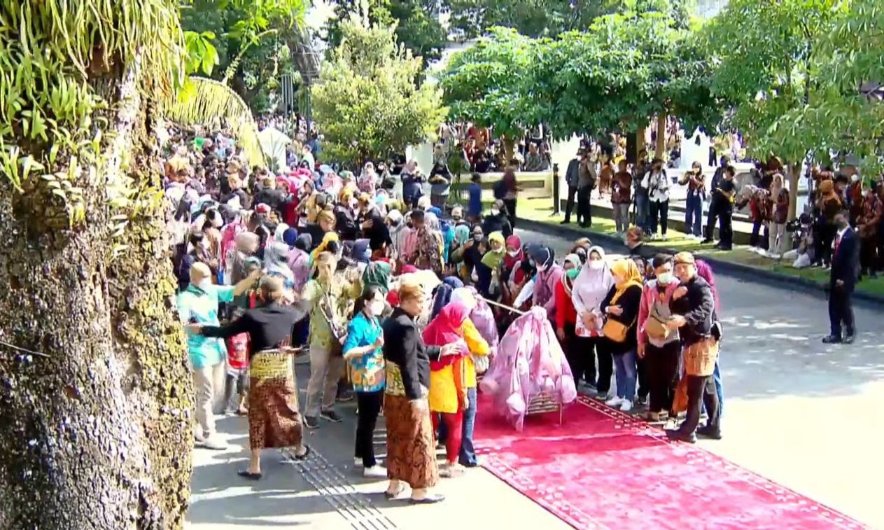 Momen Warga Berebut Perabot Rumah Tangga di Prosesi Begalan Kaesang-Erina. (Foto: Tangkapan Layar Youtube Presiden Joko Widodo)