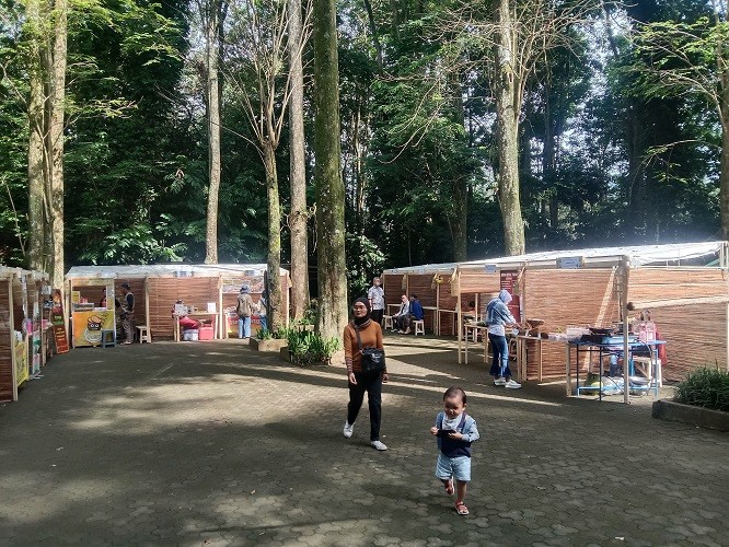 Wisata Unik Bandung, Tahura Djuanda Tawarkan Pengalaman Belanja di Tengah Hutan. (Foto: Agung Bakti/ MNC Media)