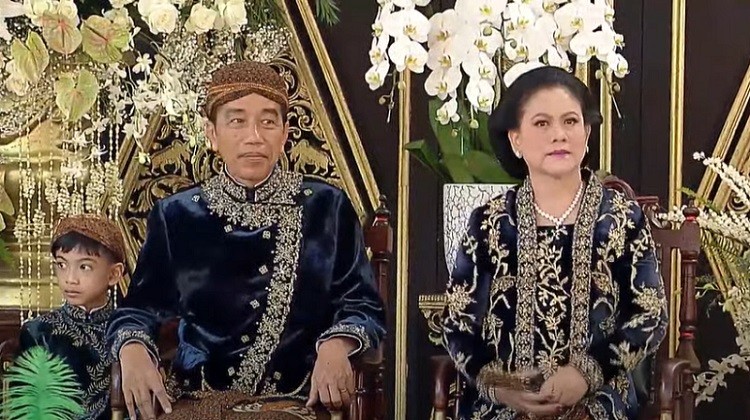Beskap Beludru Biru Jadi Busana Jokowi saat Ngunduh Mantu Kaesang-Erina. (Foto: Tangkapan Layar Youtube Presiden Joko Widodo)