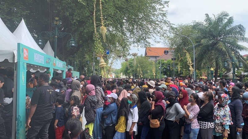Warga Serbu Booth Makanan Gratis di Acara Tasyakuran Kaesang-Erina. (Foto