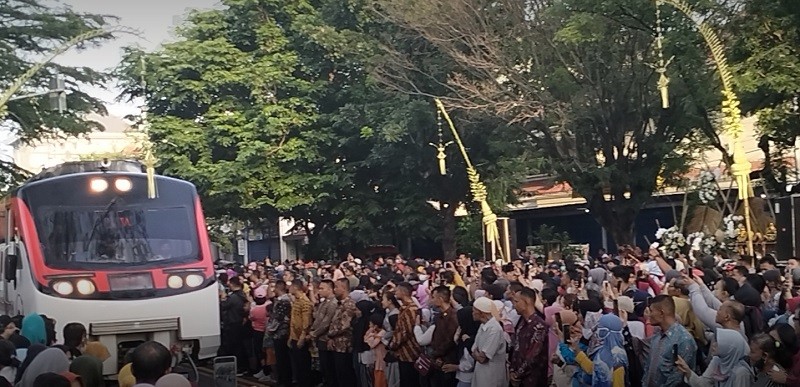 Masyarakat Mulai Padati Lodji Gandrung untuk Saksikan Ngunduh Mantu Kaesang-Erina. (Foto: MNC Media)