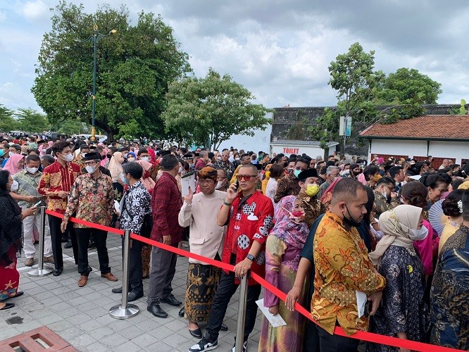 Wajib Pakai Barcode, Ribuan Tamu Resepsi Kaesang-Erina Mengular di Pura Mangkunegaran. (Foto: Desi Angriani/ MNC Media)