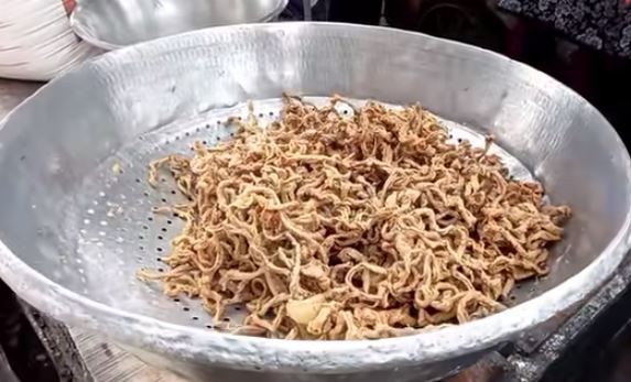 Kisah Sukses Haryanti, Usus Krispi Laris sampai Dikira Pakai Pesugihan. (Foto: courtesy Youtube/Indorasa28))