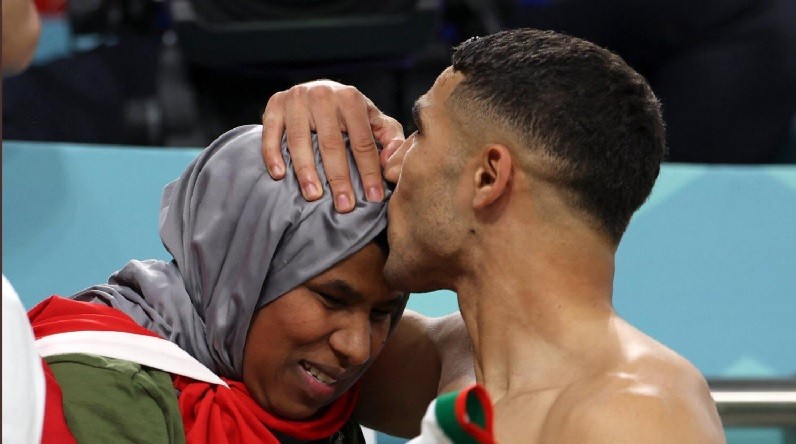 Cium Pipi Usai Menang, Kisah Haru Bek Maroko Achraf Hakimi dan Sang Ibunda. (Foto: MNC Media)